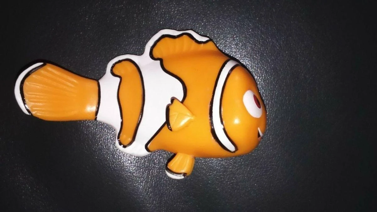 Magnet rigide disney disneyland paris nemo en relief
